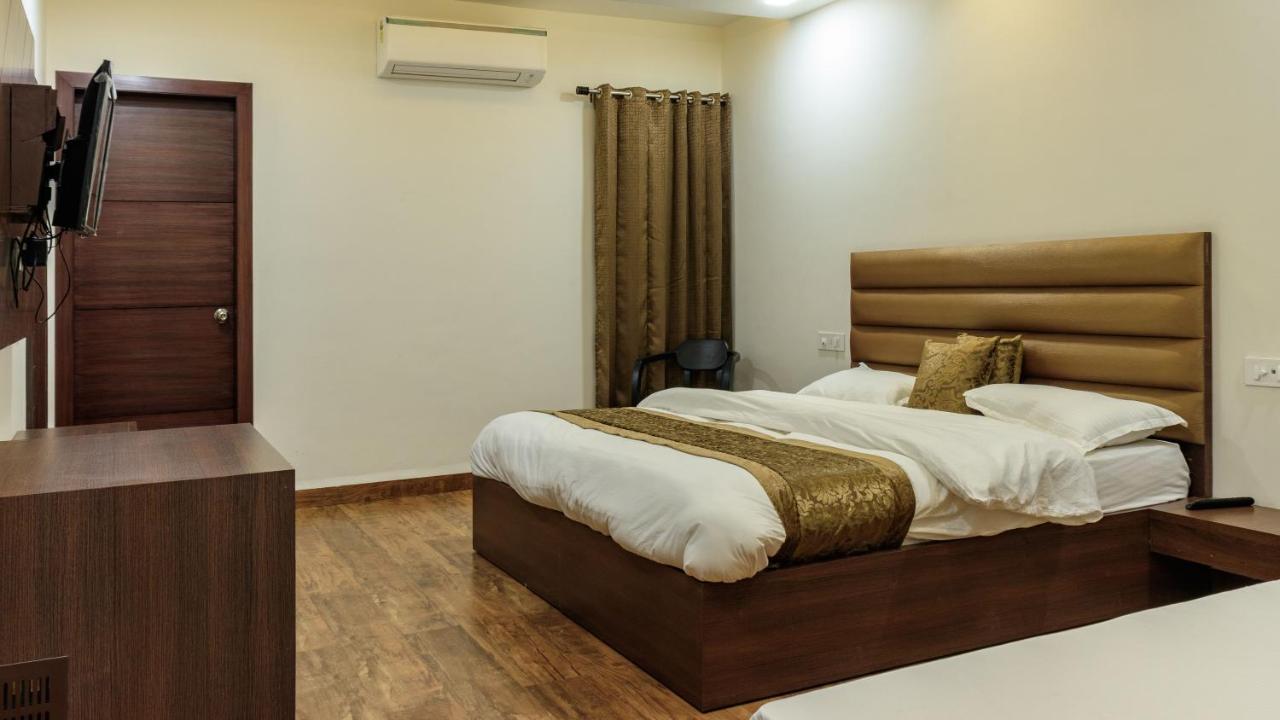 De Manora Homes - Unpretentious Hotel With A Garden , Posh Area Ranjit Avenue Amritsar Oda fotoğraf