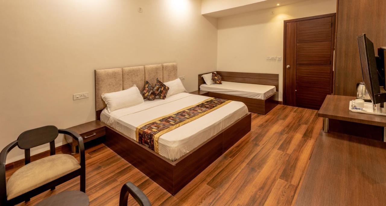 De Manora Homes - Unpretentious Hotel With A Garden , Posh Area Ranjit Avenue Amritsar Oda fotoğraf